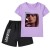 Camiseta morada + pantalones cortos negros 