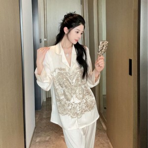 Pijama de Seda Helada Dorada - Conjunto Lujoso para Mujer | October Butterfly 